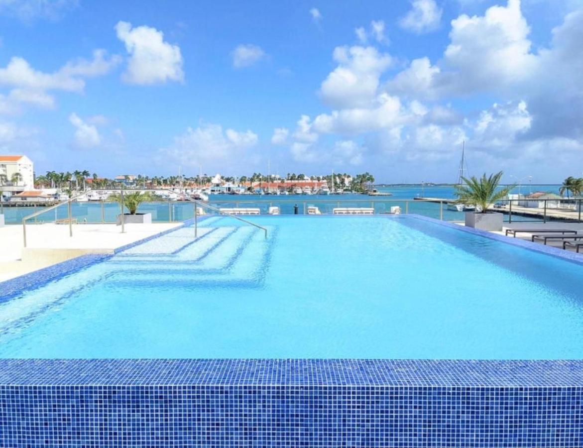 Stylish Luxury Condo, Central Location, Ocean View, Pool, Gym Oranjestad Luaran gambar