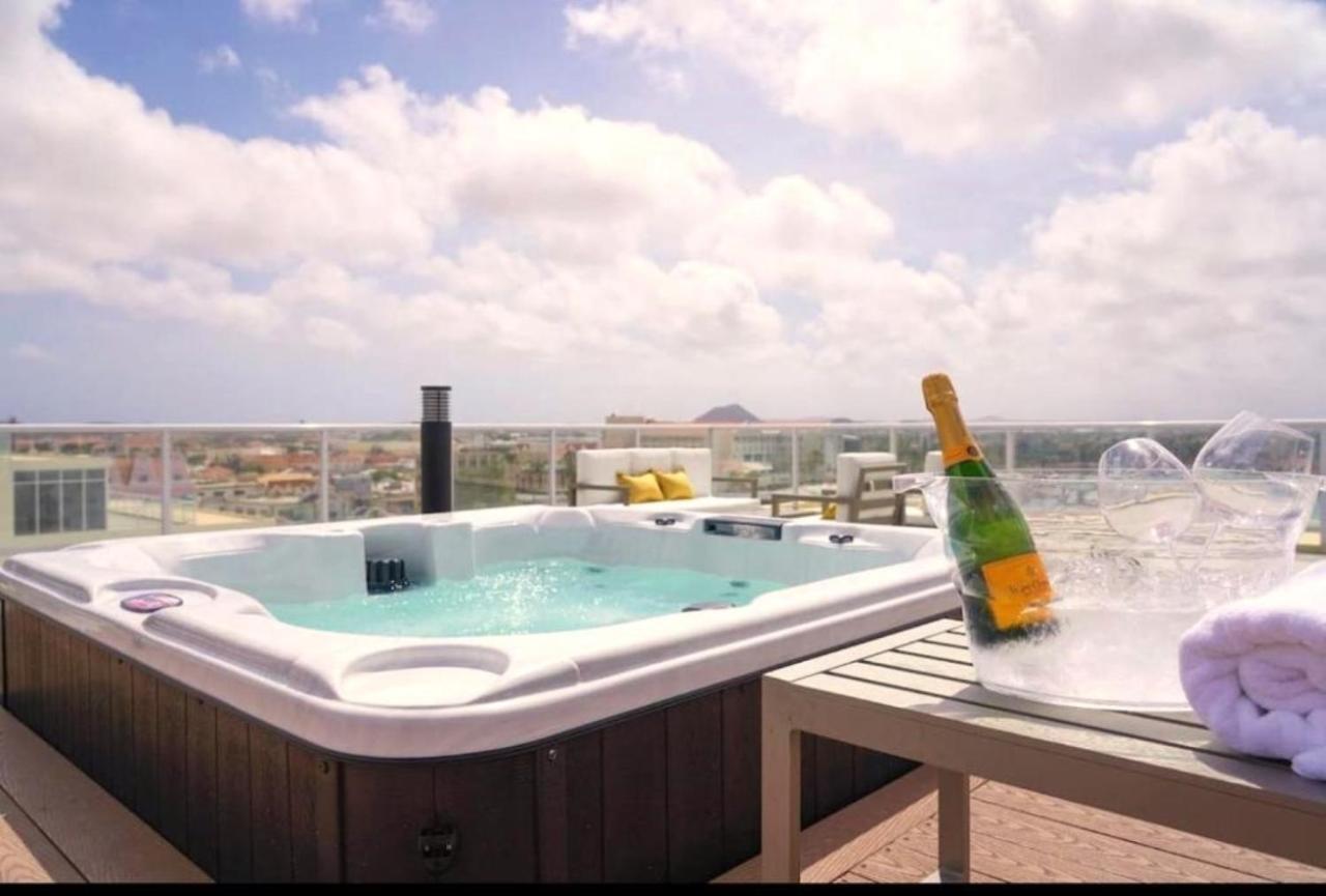 Stylish Luxury Condo, Central Location, Ocean View, Pool, Gym Oranjestad Luaran gambar